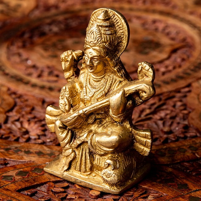 サラスヴァティ坐像 重厚なブラス製 高さ10cm 6 - 立体的な造形になっています。