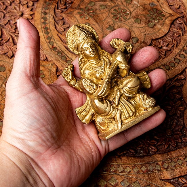 サラスヴァティ坐像 重厚なブラス製 高さ10cm 9 - これくらいのサイズ感です。