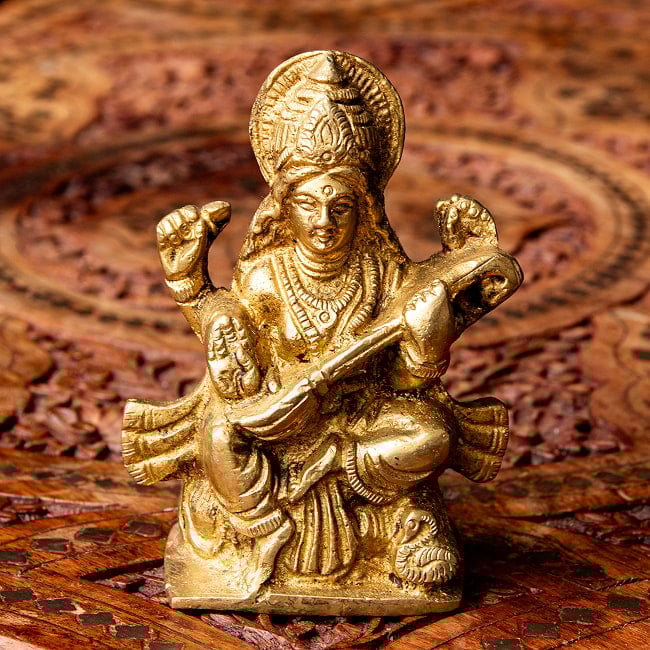 サラスヴァティ坐像 重厚なブラス製 高さ10cmの写真サラスバティ,神様像,ブラス像,ヒンドゥー教,幸運,金運