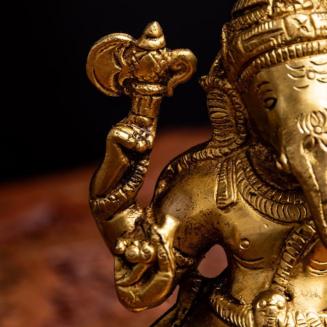 ブラス製 ダンシングガネーシャ 19cm 4 - 武具を手にしています。
