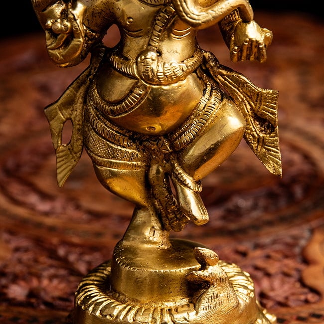 ブラス製 ダンシングガネーシャ 19cm 7 - 膝回りの様子です。