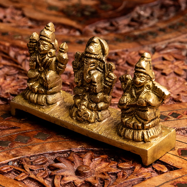 ブラス製 ガネーシャ・ラクシュミ・サラスヴァティ 5.5cm 6 - 角度を変えてみてみました。