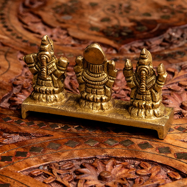 ブラス製 ガネーシャ・ラクシュミ・サラスヴァティ 5.5cm 7 - 背面の様子です。