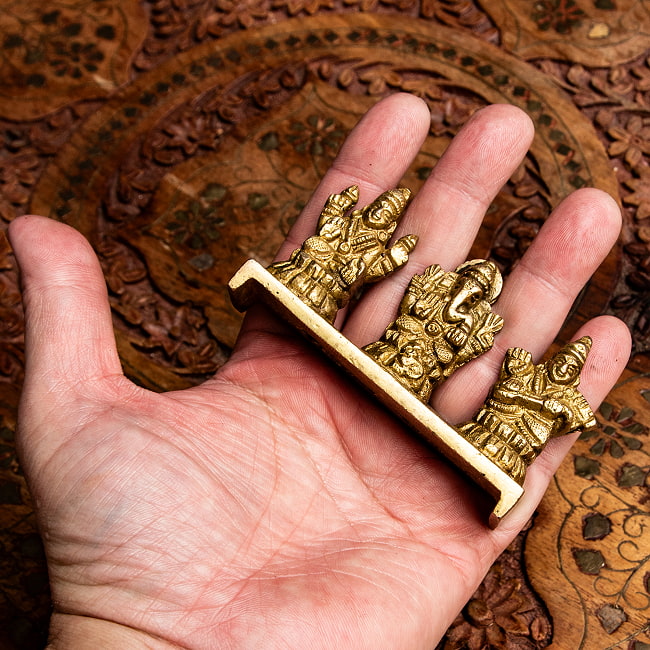 ブラス製 ガネーシャ・ラクシュミ・サラスヴァティ 5.5cm 8 - これくらいのサイズ感になります。