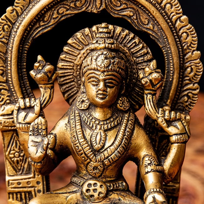 ブラス製 ラクシュミー像(高さ:約18cm) 2 - お顔を見てみました。