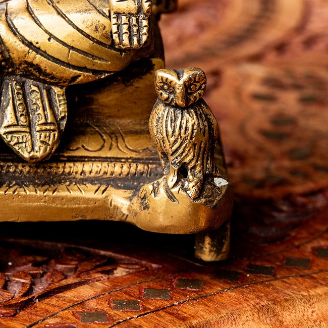ブラス製 ラクシュミー像(高さ:約18cm) 5 - フクロウを従えています。