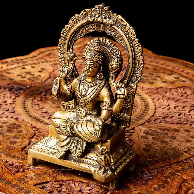 ブラス製 ラクシュミー像(高さ:約18cm) 6 - 立体的な造形です。
