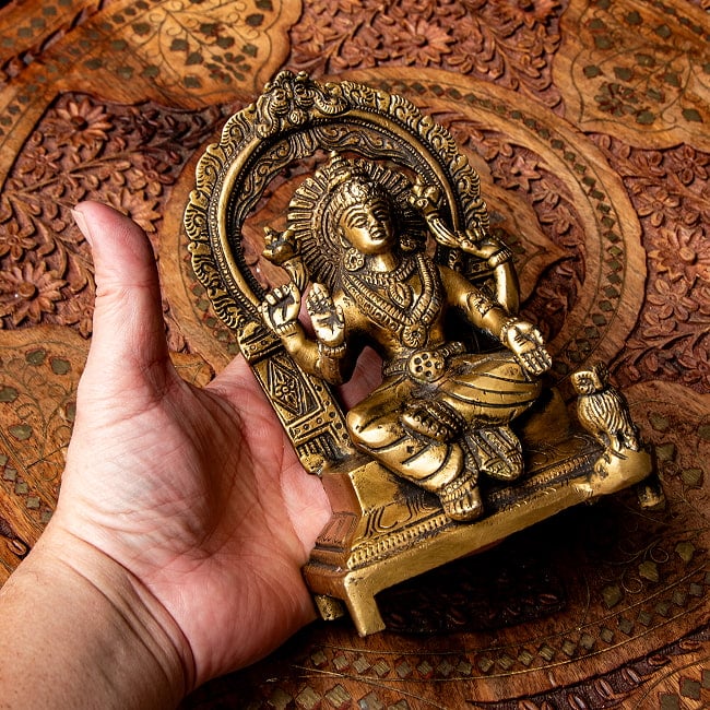 ブラス製 ラクシュミー像(高さ:約18cm) 9 - これくらいのサイズ感になります。