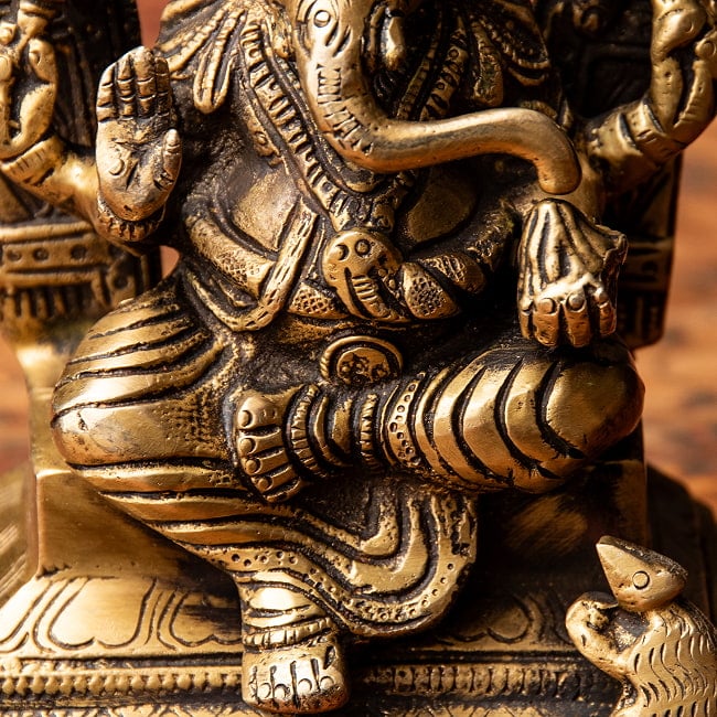 ブラス製 ガネーシャ 18cm 6 - 豊かな腹部の表現。