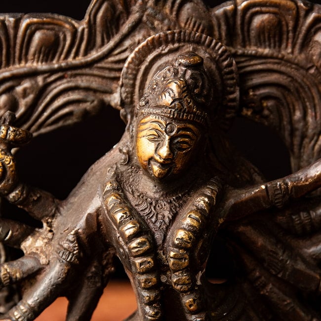 ブラス製 カーリー立像 - 17cm 4 - 多数の髑髏をさげています。