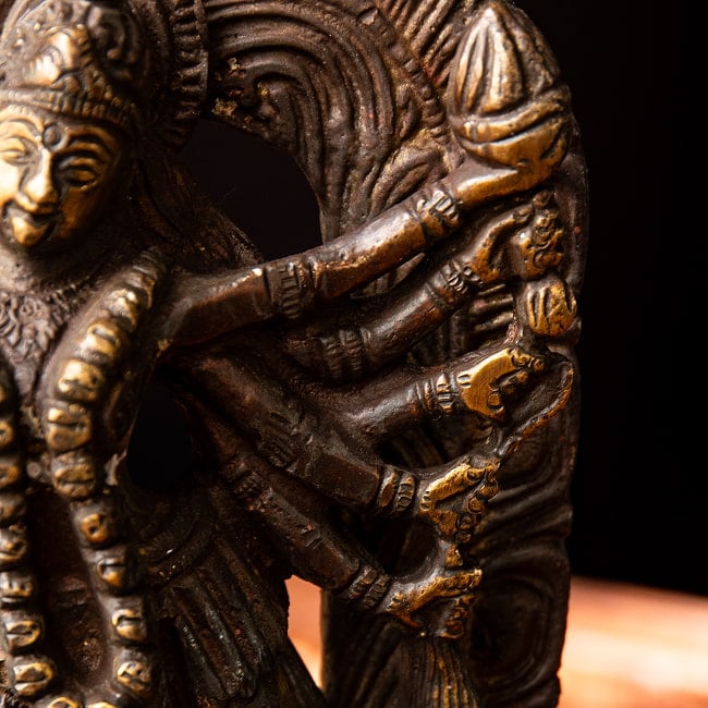 ブラス製 カーリー立像 - 17cm 6 - たくさんの武具を手にしています。