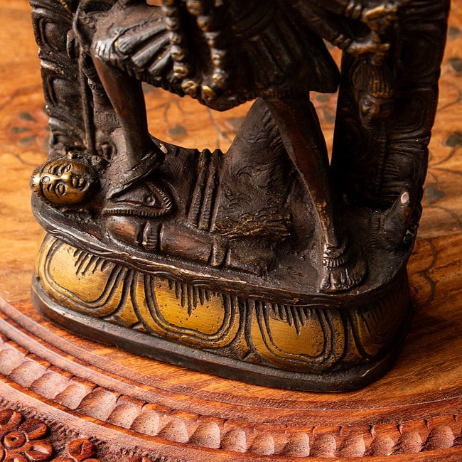 ブラス製 カーリー立像 - 17cm 8 - シヴァを踏みつけにしています。