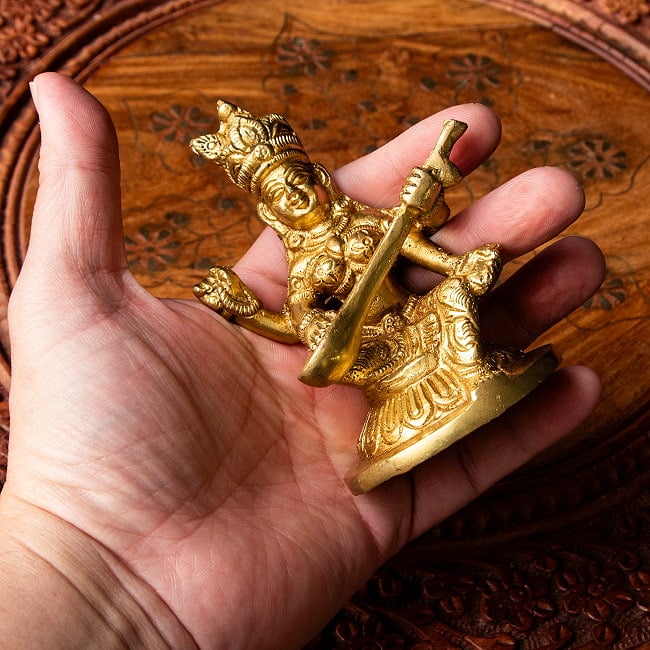 サラスヴァティ坐像 重厚なブラス製 高さ10cm 10 - これくらいのサイズ感になります。