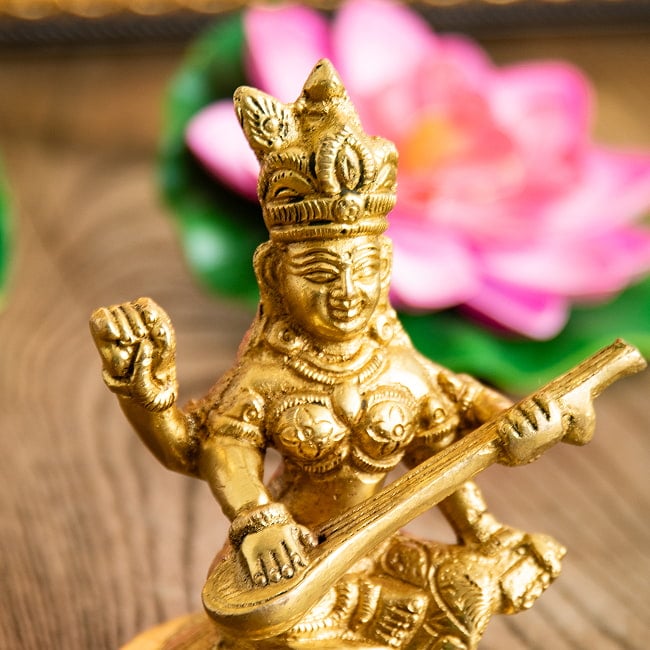 サラスヴァティ坐像 重厚なブラス製 高さ10cm 2 - お顔を見てみました。