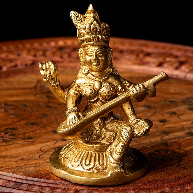 サラスヴァティ坐像 重厚なブラス製 高さ10cm 3 - 全体を見てみました