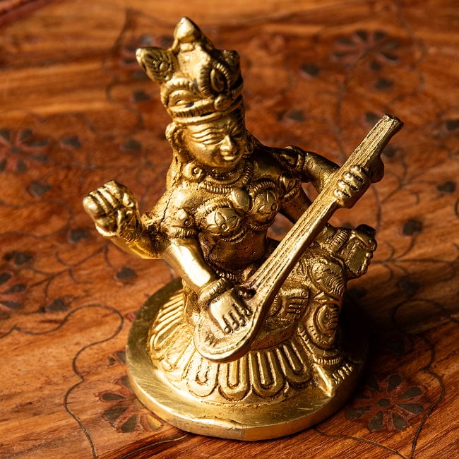 サラスヴァティ坐像 重厚なブラス製 高さ10cm 5 - ヴィーナを手にしています。