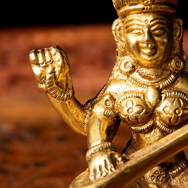 サラスヴァティ坐像 重厚なブラス製 高さ10cm 6 - 細部を見てみました。