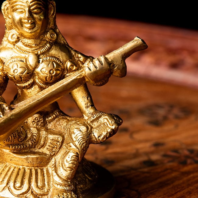 サラスヴァティ坐像 重厚なブラス製 高さ10cm 7 - 細部を見てみました。