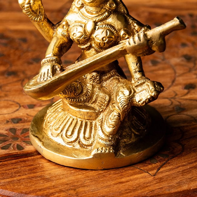 サラスヴァティ坐像 重厚なブラス製 高さ10cm 8 - どっしりとした土台