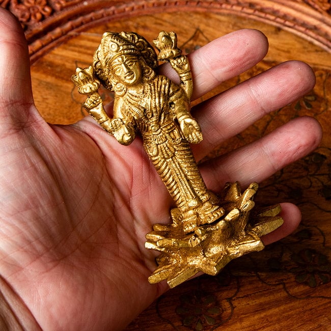 ラクシュミ 立像 10.5cm 8 - これくらいのサイズ感です。