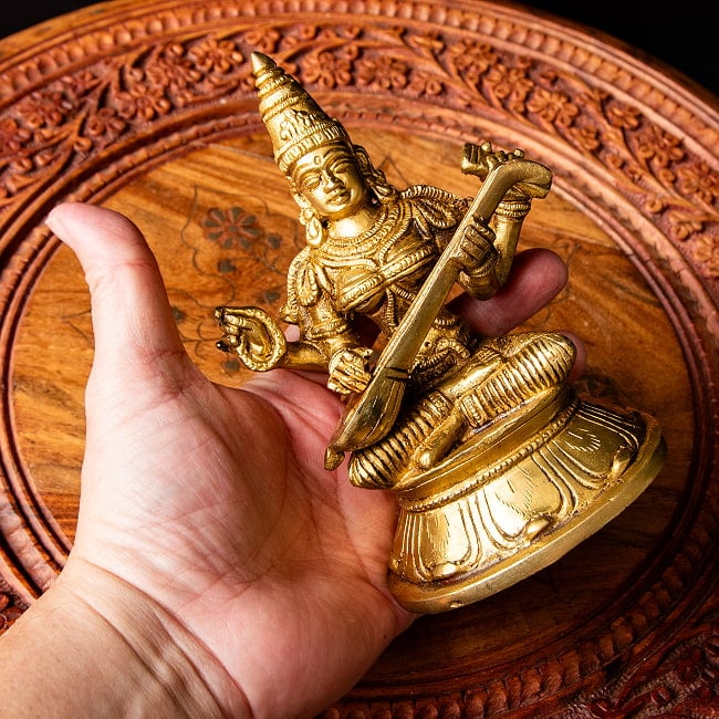 サラスヴァティ坐像 重厚なブラス製 高さ15cm 10 - これくらいのサイズ感になります。