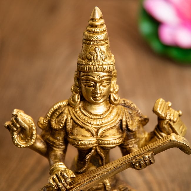 サラスヴァティ坐像 重厚なブラス製 高さ15cm 2 - お顔を見てみました。