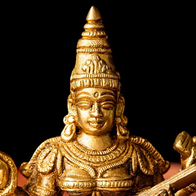 サラスヴァティ坐像 重厚なブラス製 高さ15cm 4 - 厳かな表情です。