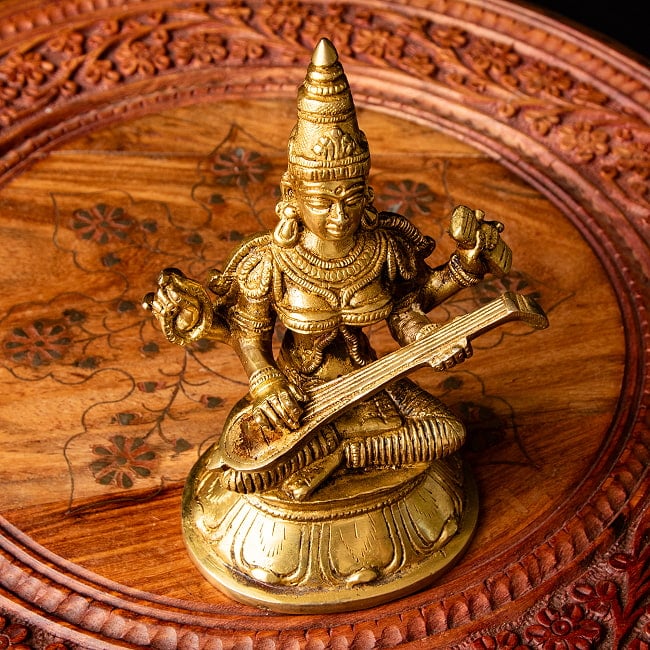 サラスヴァティ坐像 重厚なブラス製 高さ15cm 5 - ヴィーナを手にしています。