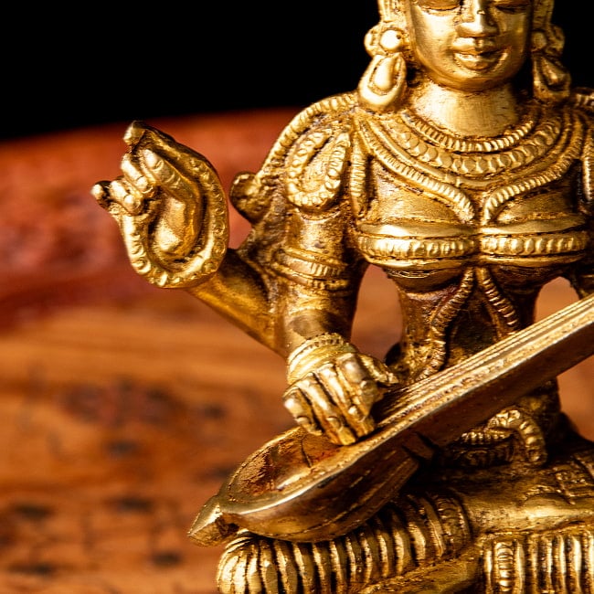 サラスヴァティ坐像 重厚なブラス製 高さ15cm 6 - 細部を見てみました。