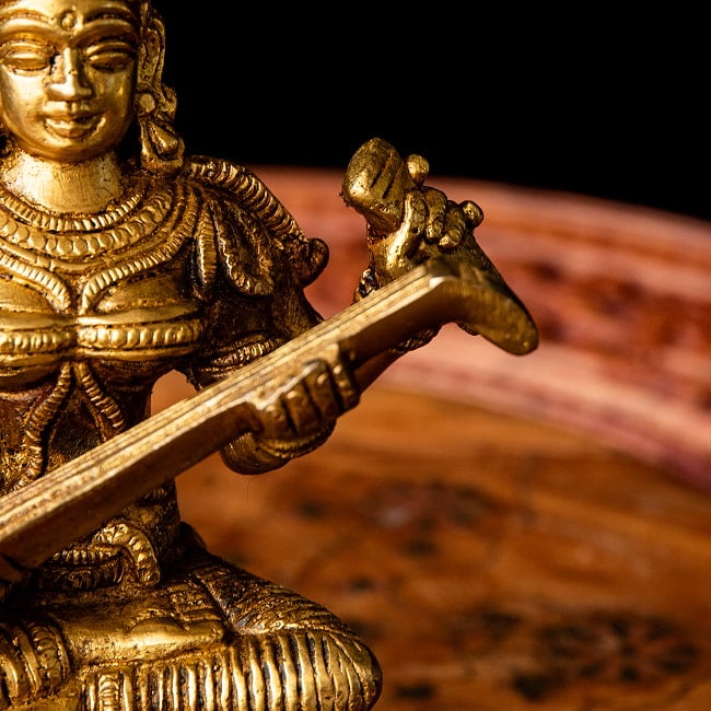 サラスヴァティ坐像 重厚なブラス製 高さ15cm 7 - 細部を見てみました。