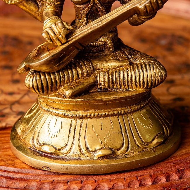 サラスヴァティ坐像 重厚なブラス製 高さ15cm 8 - どっしりとした土台