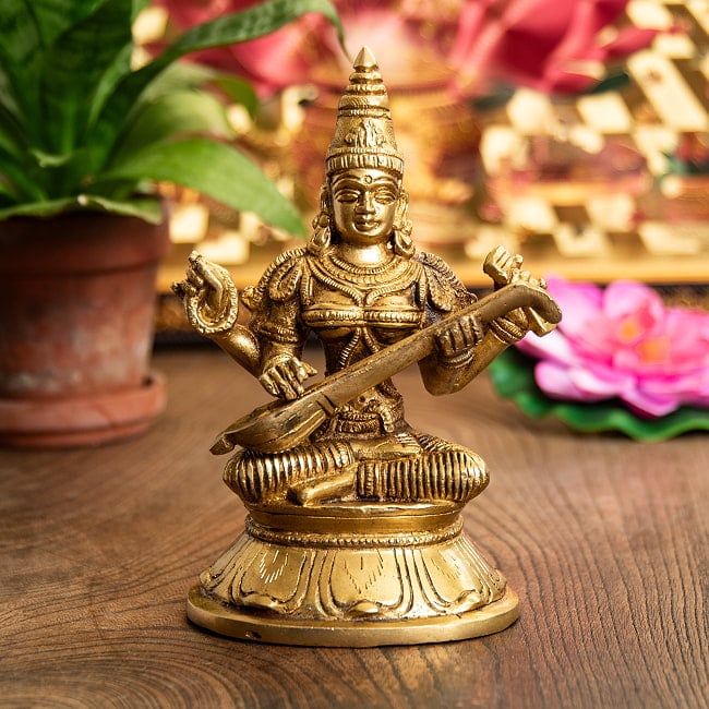 サラスヴァティ坐像 重厚なブラス製 高さ15cmの写真サラスバティ,神様像,ブラス像,ヒンドゥー教,幸運,金運