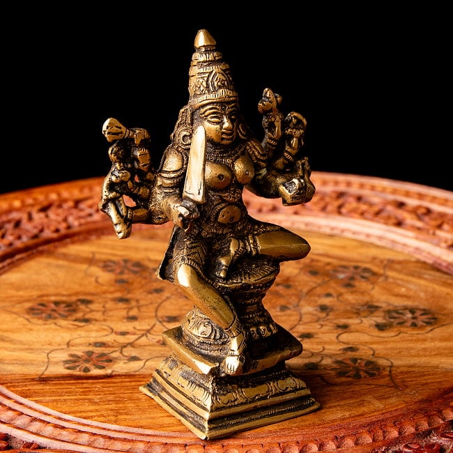 ドゥルガー ブラス製 14.5cm 9 - 立体的な造形です。