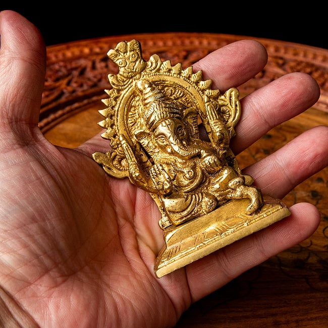 ブラス製 ガネーシャ 9cm 7 - これくらいのサイズ感です。