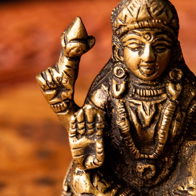 ラクシュミのオイルランプ 10cm 5 - 蓮を手にしています。