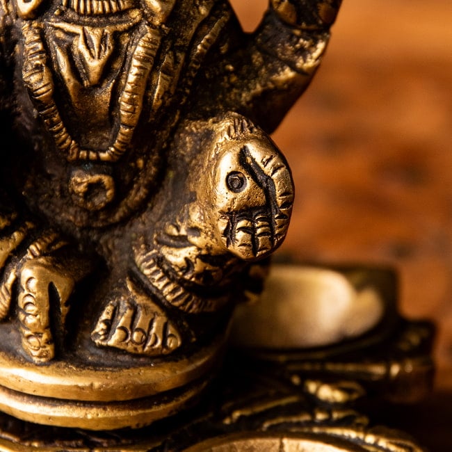 ラクシュミのオイルランプ 10cm 6 - 膝回りの様子。