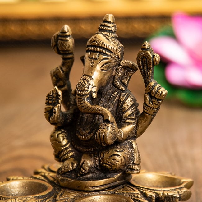 ガネーシャ のオイルランプ 10cm 3 - 陰影のある荘厳なガネーシャです。