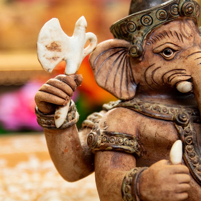 【1点物】ガネーシャ 素焼きに彩色 15.5cm 5 - 武具を手にしています。