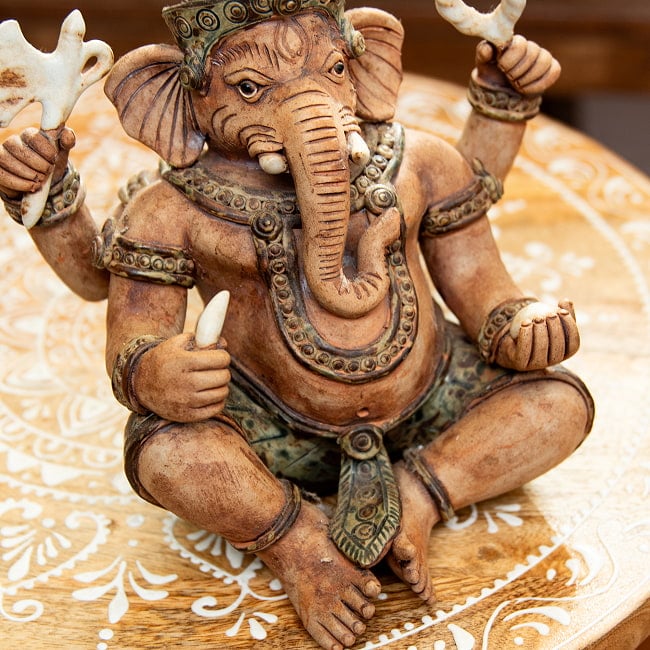 【1点物】ガネーシャ 素焼きに彩色 15.5cm 7 - 豊かなお腹周り。牙を手にしていますね。