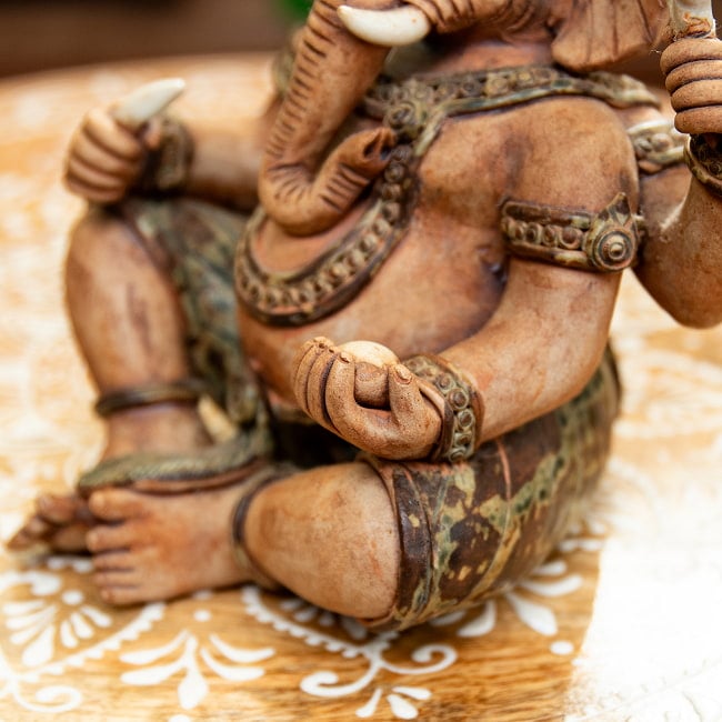 【1点物】ガネーシャ 素焼きに彩色 15.5cm 8 - 爪まで丁寧に彫り込まれています。