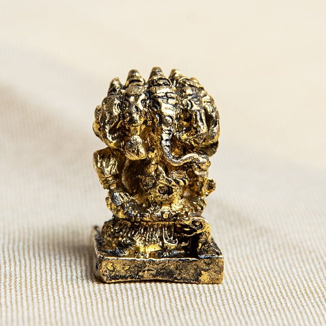 ガネーシャ五面　パンチャムキガネーシャ　坐像　Pancha mukhi Ganesh　ミニ神像 2 - 正面から見てみました。