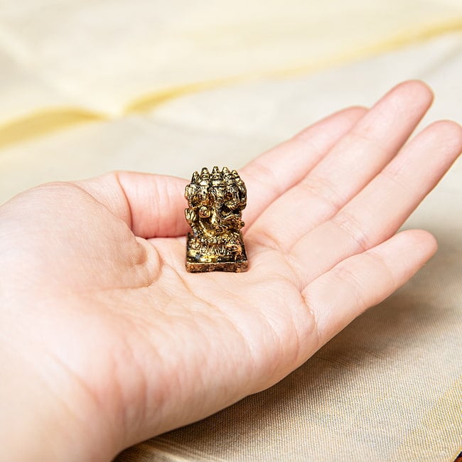 ガネーシャ五面　パンチャムキガネーシャ　坐像　Pancha mukhi Ganesh　ミニ神像 8 - 手のひらに載せるとこんな感じ。小さいですね～
