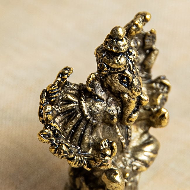 ガネーシャ　14手　多臂ガネーシャ　坐像　Ganesh　ミニ神像 6 - 沢山の手に武器などを持っています。