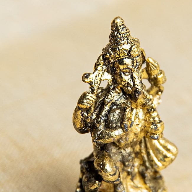 ガネーシャ　坐像　ねずみの上に座るガネーシャ　Ganesha　ミニ神像 6 - お顔も丁寧に作られています