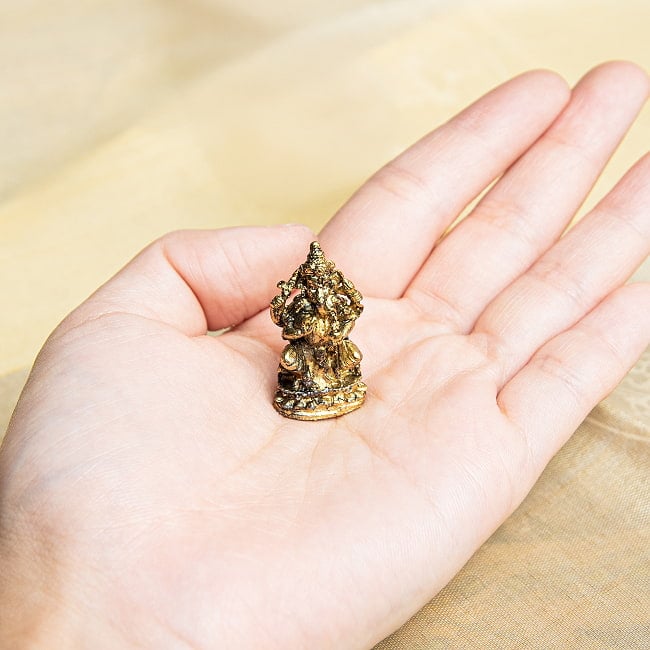 ガネーシャ　坐像　ねずみの上に座るガネーシャ　Ganesha　ミニ神像 8 - 手のひらに載せるとこんな感じ。小さいですね～