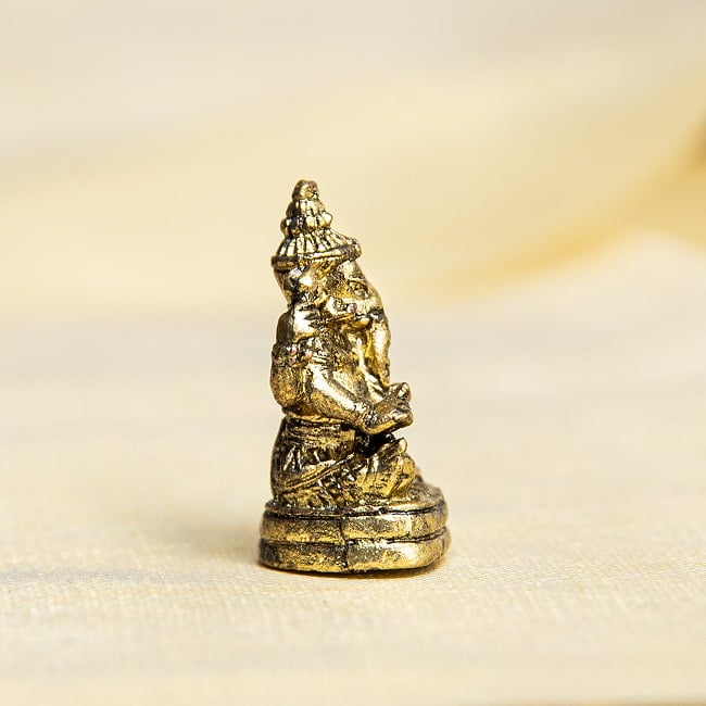 ガネーシャ　坐像　ゆったり座るガネーシャ　Ganesha　ミニ神像 3 - 向かって左側面からの様子