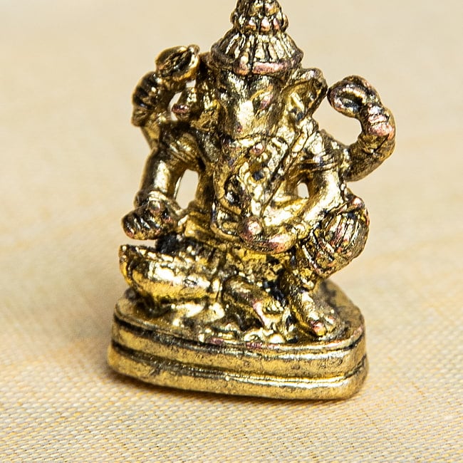 ガネーシャ　坐像　ゆったり座るガネーシャ　Ganesha　ミニ神像 7 - 片膝を立てて座っています