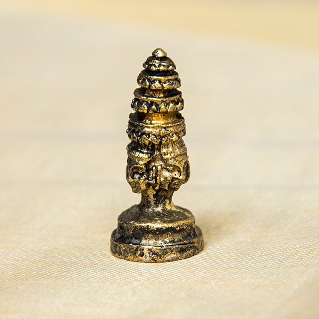 四面仏塔　ブッダの顔の塔　ストゥーパ　Buddha face stupa　ミニ神像 3 - 向かって左側面からの様子