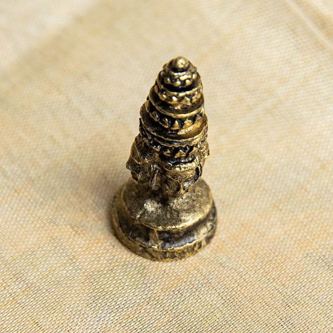 四面仏塔　ブッダの顔の塔　ストゥーパ　Buddha face stupa　ミニ神像 4 - 斜め上からの様子。４面にお顔が付いています