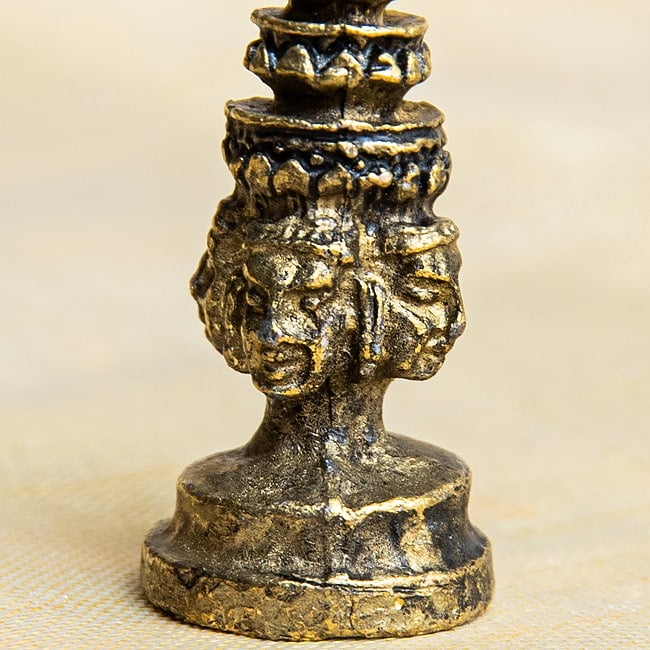 四面仏塔　ブッダの顔の塔　ストゥーパ　Buddha face stupa　ミニ神像 5 - お顔をクローズアップしてみました。穏やかな仏の顔です。